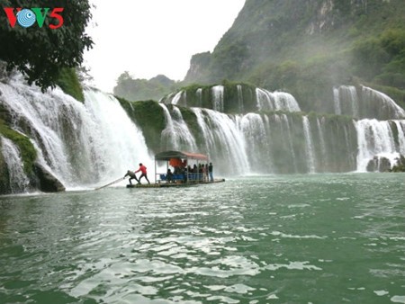 Ban Gioc Waterfall - the largest natural waterfall in Southeast Asia - ảnh 3